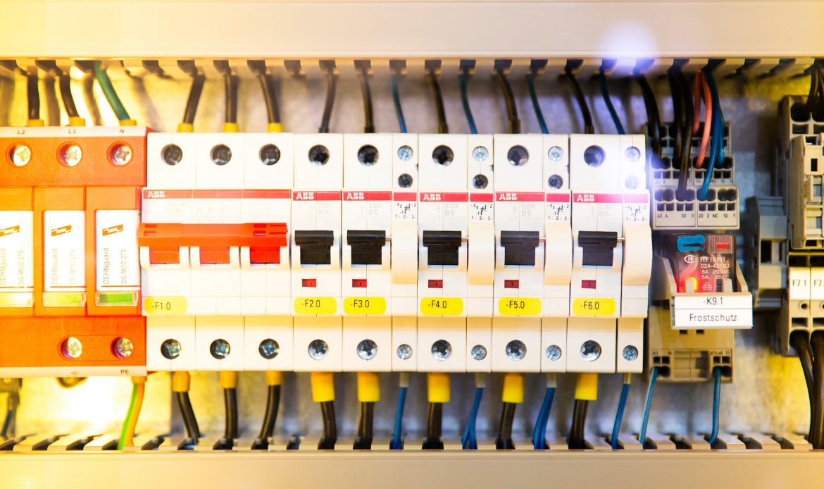 How to Replace a Fuse in a Fuse Box