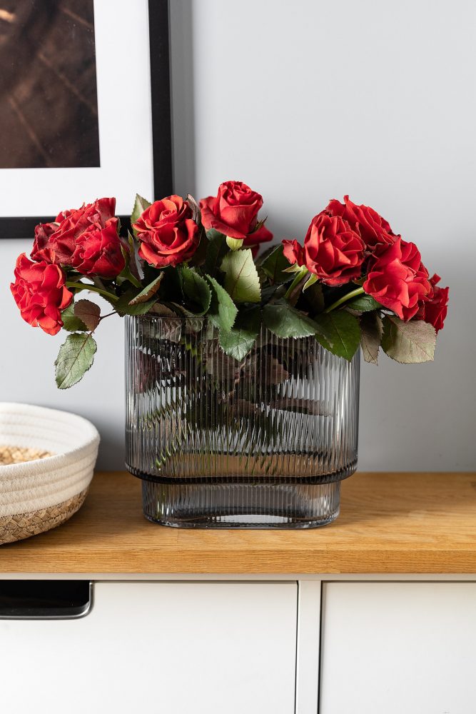 roses in vase